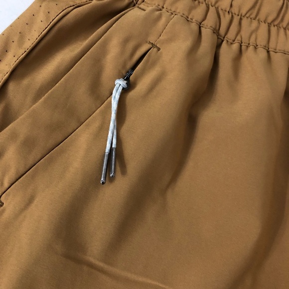 Vuori Dash Shorts in dark golden size Small - Picture 4 of 6